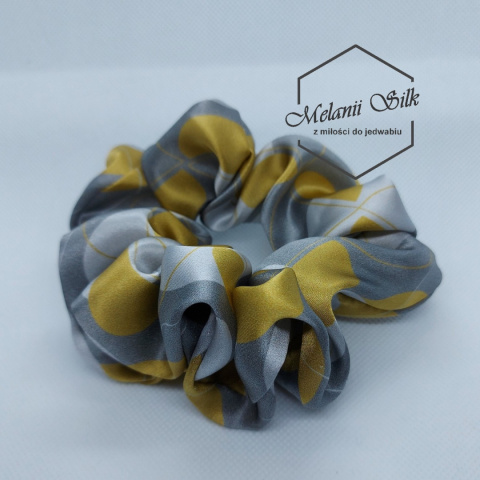 Duża delikatna jedwabna gumka do włosów scrunchie - wysyłka w 48h Duża delikatna jedwabna gumka do włosów scrunchie - wysyłka w 48h